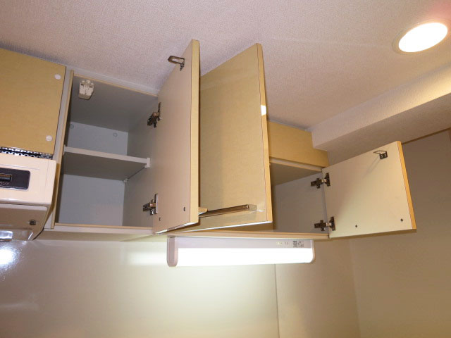 キッチン上部には吊戸棚