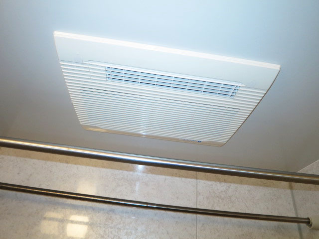 浴室換気乾燥機付のバスルーム