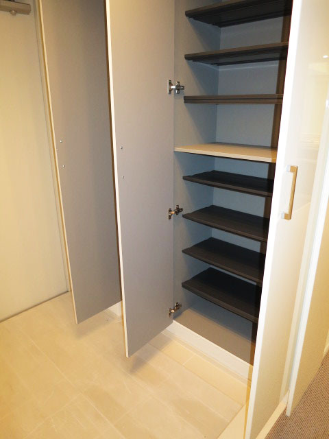 収納たっぷりの玄関