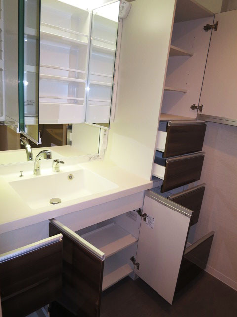 洗面化粧台も収納たっぷり