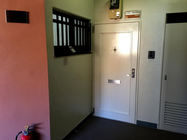 クレベール西新宿フォレストマンション　玄関前