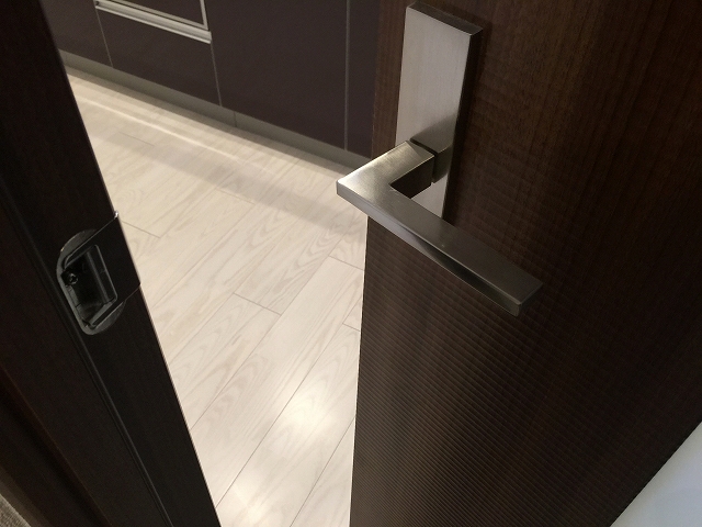 シャンボール柿の木坂　リビングダイニングキッチンへ