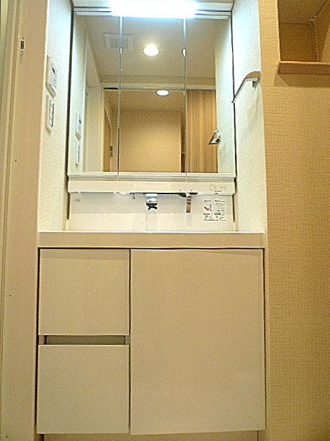 チュリス氷川坂　真っ白な洗面化粧台です。312