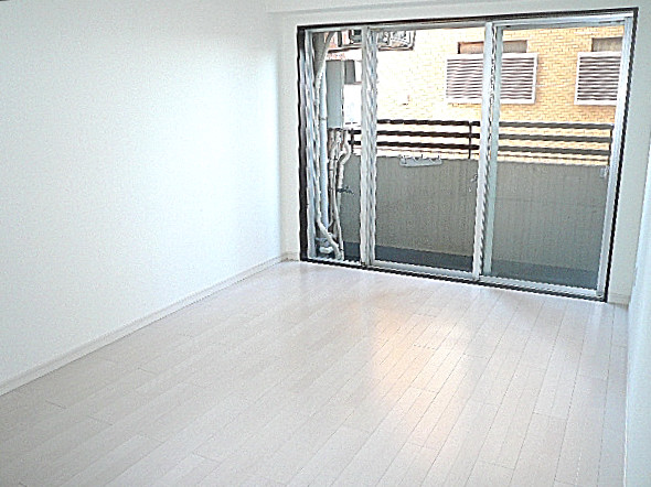 バルコニーに面している洋室　6帖