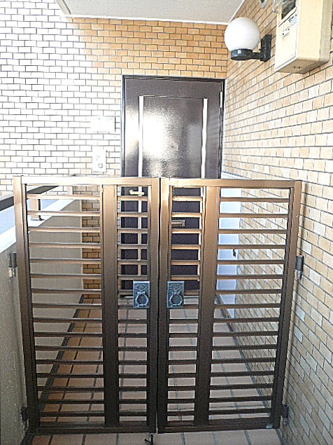 戸建感覚のポーチ付　玄関です。