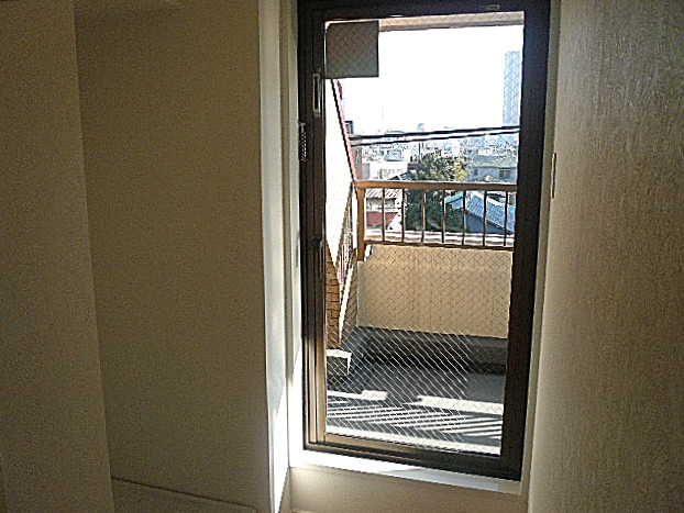 洗濯機置き場お隣からバルコニーへ