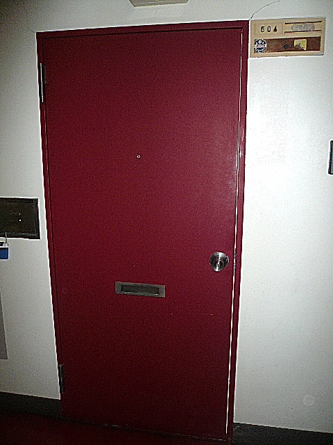 原宿ニュースカイハイツ　赤い玄関です。