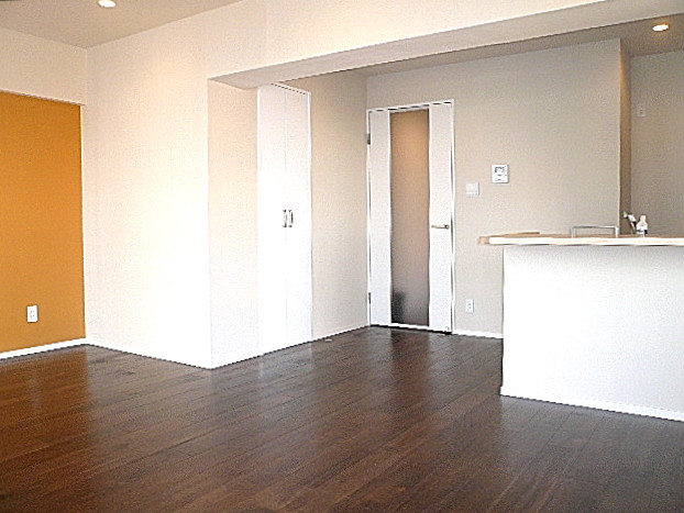 原宿ニュースカイハイツ　窓が沢山あるLDK12.4帖