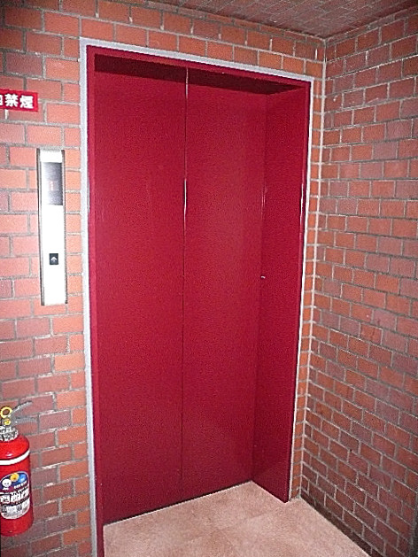 グリーンキャピタル広尾　赤いエレベーターです。