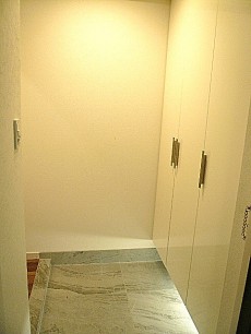グリーンキャピタル広尾　白を基調とした玄関ホール。