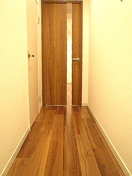 グリーンキャピタル広尾　広々リビングに続く廊下です。