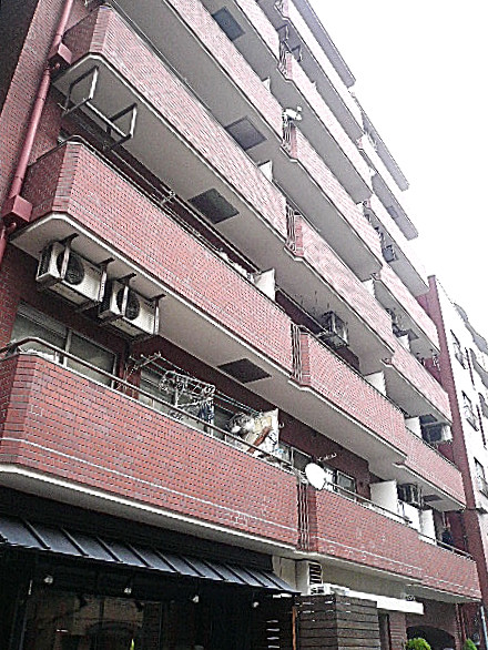 グリーンキャピタル広尾　タイル貼りの外観です。