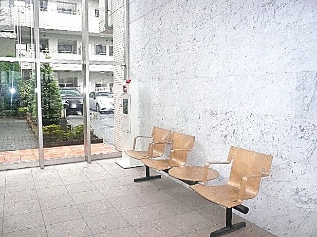 アールヴェール学芸大学　エントランス内