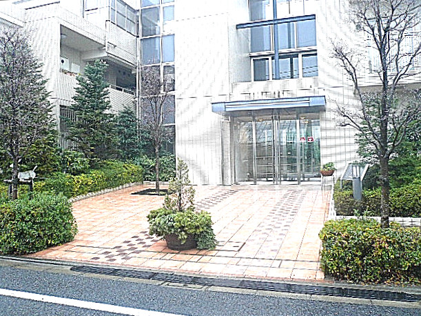 アールヴェール学芸大学　エントランス前