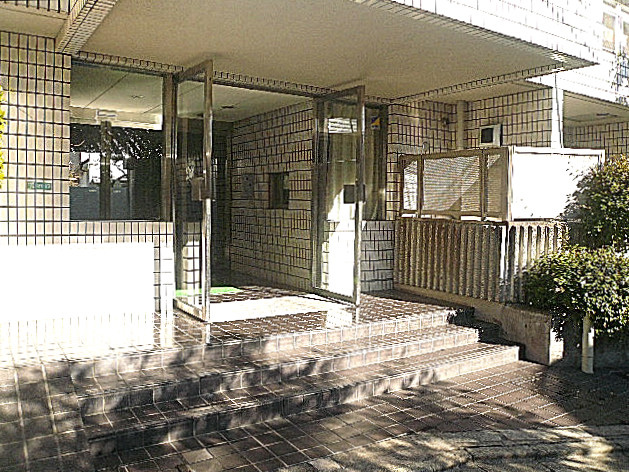 インペリアル学芸大学フラット　エントランス前です。