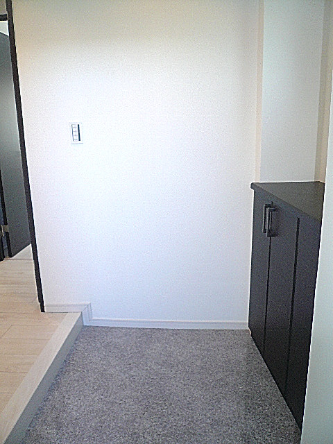 窓のある広々玄関です。