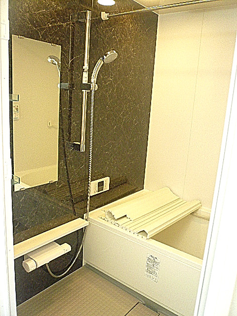 浴室乾燥付　バスルームです。