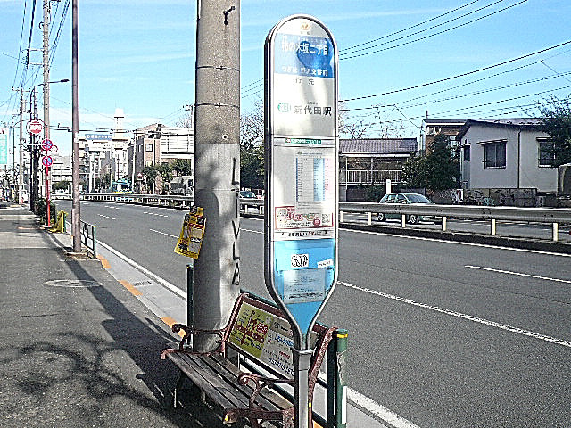 マンション目の前のバス停