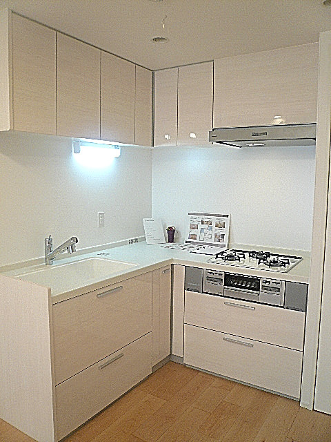 真っ白なL字キッチン。