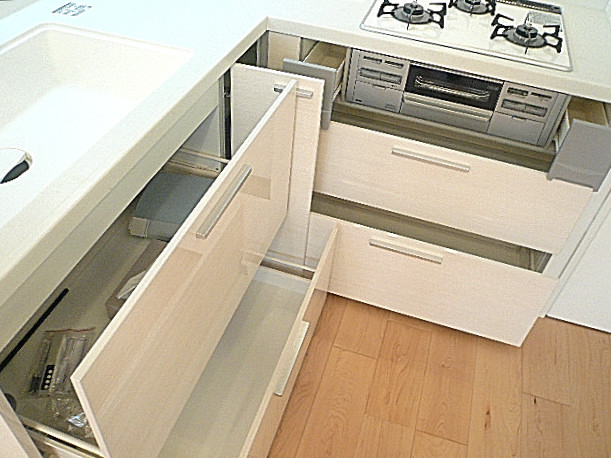 真っ白なL字キッチン　収納