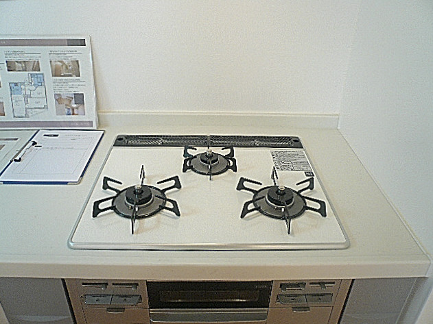 真っ白なL字キッチン　3口コンロ