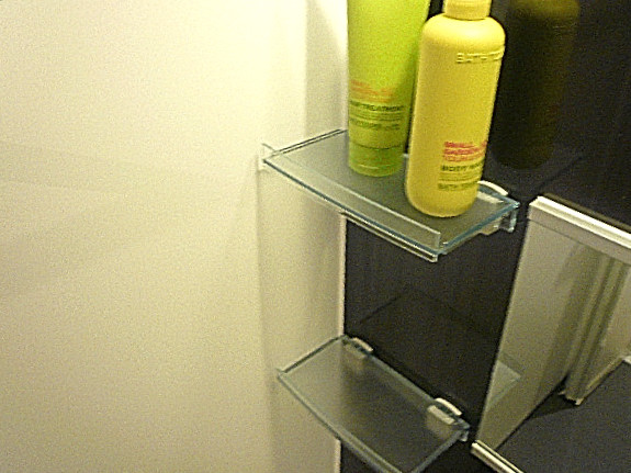 浴室　2つのトレイ。