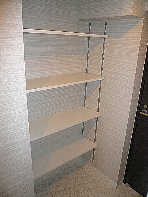 棚もある嬉しいラバトリー