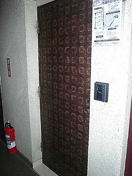 シャンボール柿の木坂　レトロな模様の玄関です。