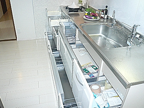 シャンボール柿の木坂　スライド式収納です。