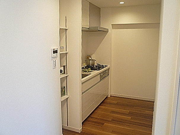 白を基調としたキッチンです。