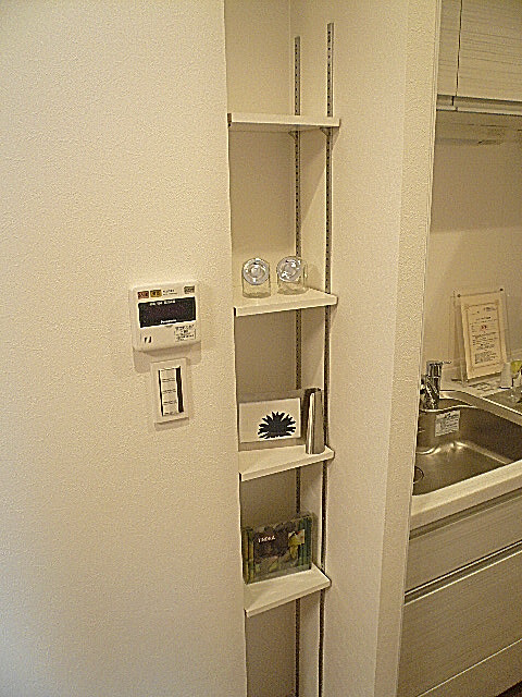 キッチン横にあるおしゃれな棚です。