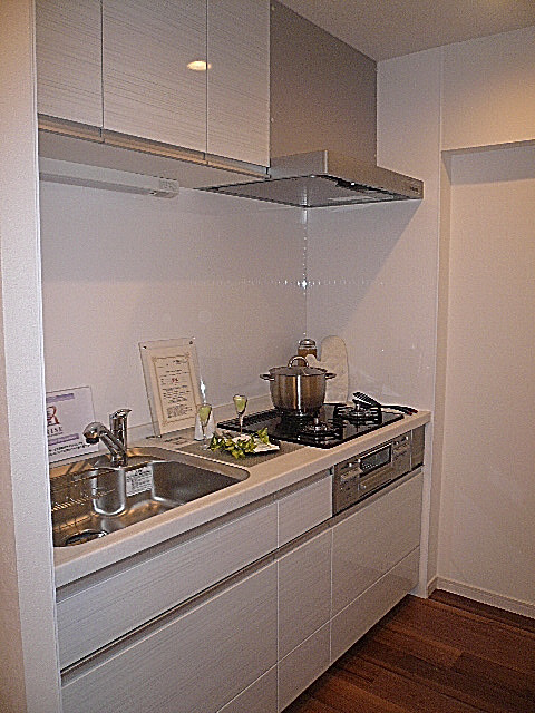 白を基調としたキッチンです。