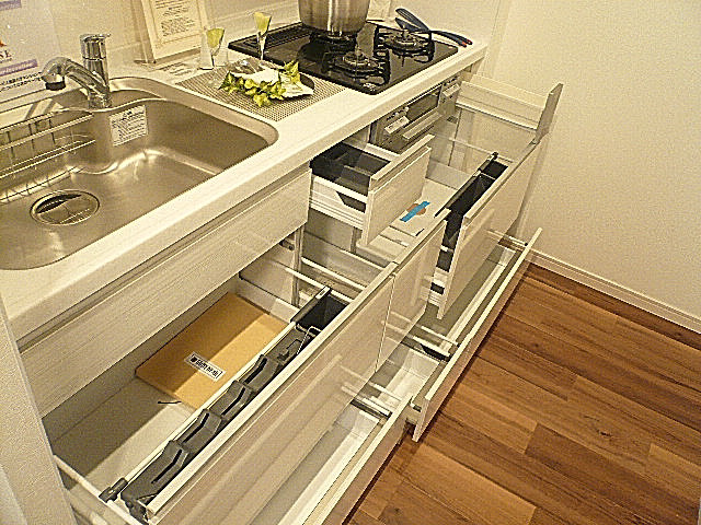 便利なスライド式収納です。