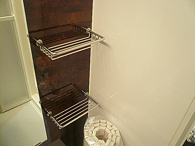 浴室　2つのトレイ。