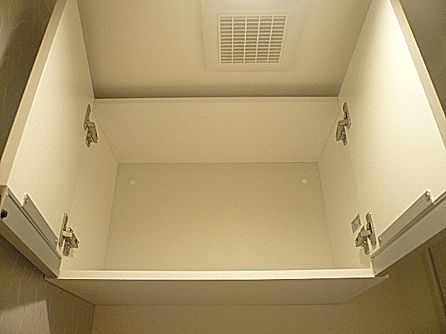 ウォシュレット付トイレ　吊戸棚。