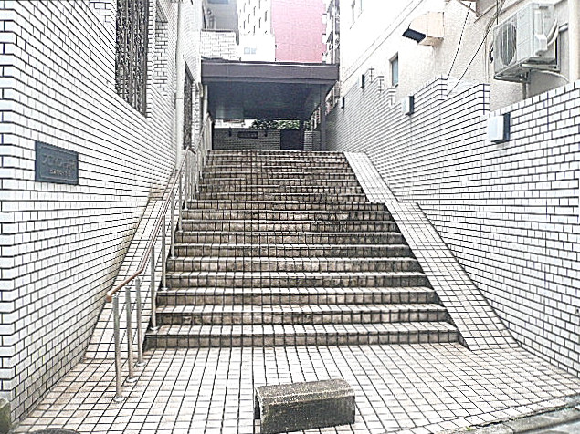 マンションフロイント麻布　エントランス前