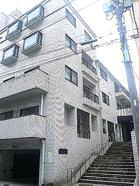 マンションフロイント麻布　白いタイルの外観です。