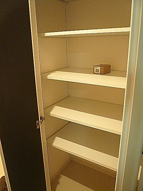 マンションフロイント麻布 トールサイズの玄関収納です。