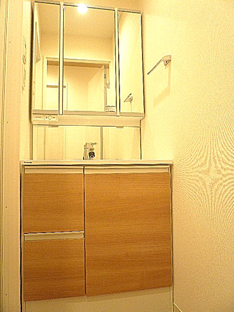 マンションフロイント麻布 四面鏡の洗面化粧台です。