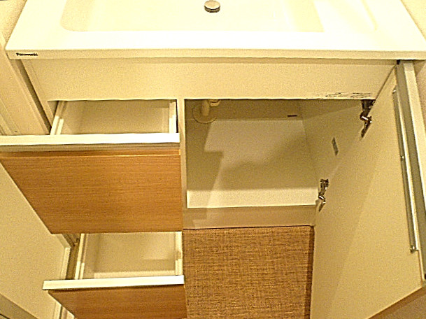 マンションフロイント麻布　洗面化粧台　収納です。