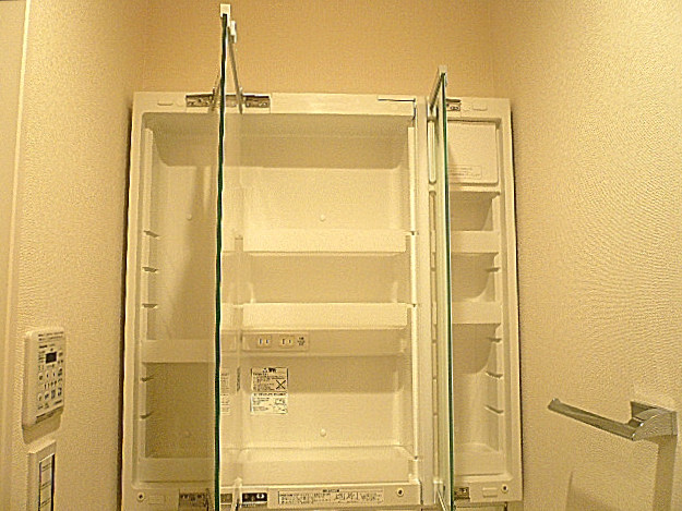 マンションフロイント麻布　洗面化粧台　収納です。