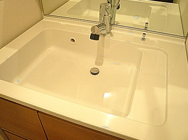 マンションフロイント麻布　洗面化粧台　スクエア型洗面ボウル。