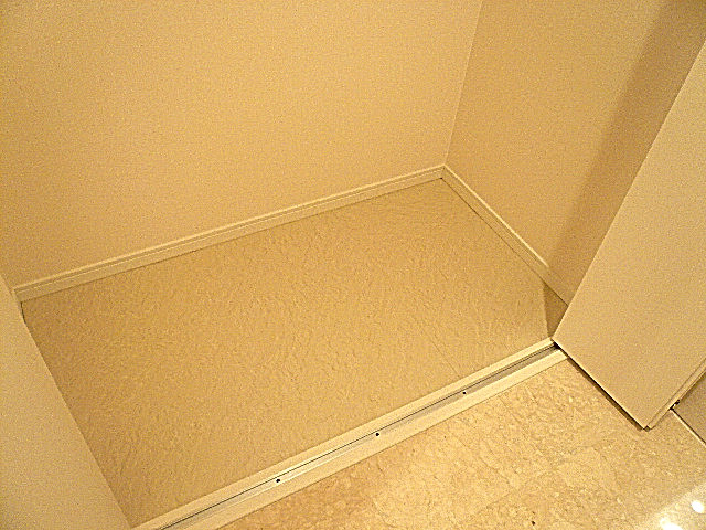 マンションフロイント麻布　廊下にあるクローゼットです。