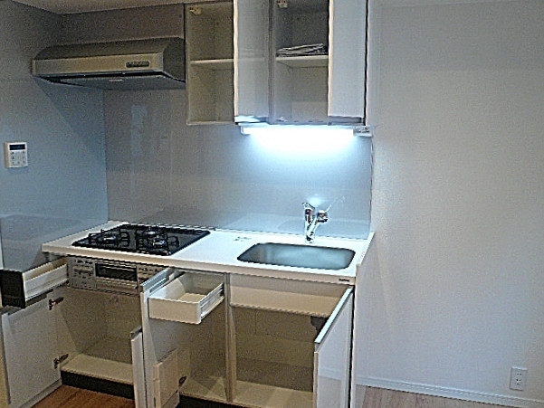 マンションフロイント麻布　システムキッチン　収納です。