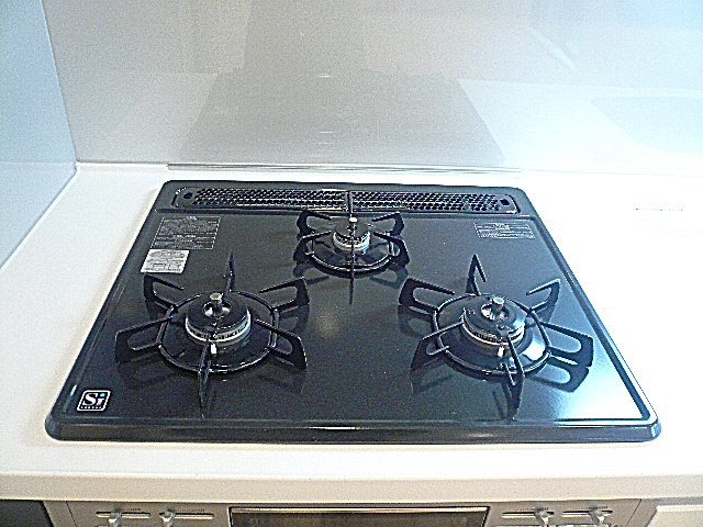 マンションフロイント麻布　キッチン　3口コンロです。