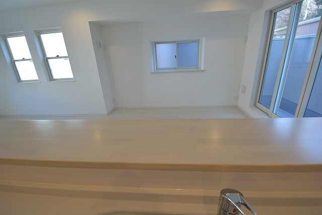 キッチン内から1