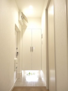 第1恵比寿マンション　白基調の明るい玄関ホール