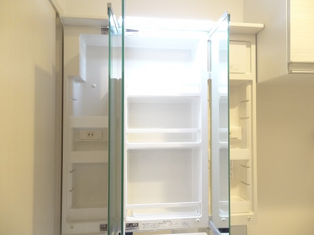 第1恵比寿マンション　3面鏡の裏は一面収納です