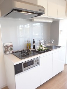 ホワイトのシステムキッチン