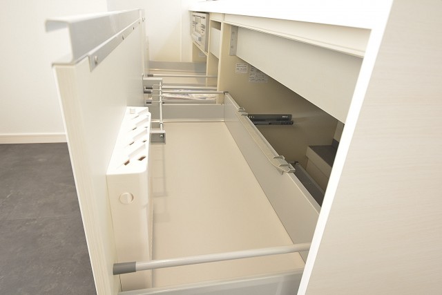メイゾン西麻布　スライド収納で出し入れ楽々